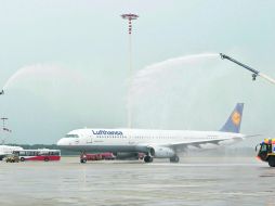 El primer avión con gasolina orgánica, un Airbus A321 de la aerolínea Lufthansa, despegó del aeropuerto de Hamburgo. EFE  /