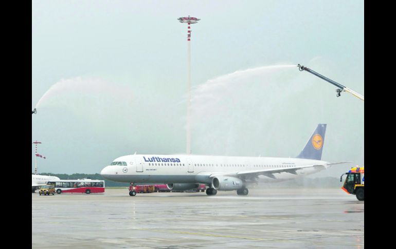 El primer avión con gasolina orgánica, un Airbus A321 de la aerolínea Lufthansa, despegó del aeropuerto de Hamburgo. EFE  /