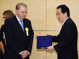 Jacques Rogge y el primer ministro Naoto Kan durante el evento en conmemoración del 100 Aniversario del COJ. EFE  /