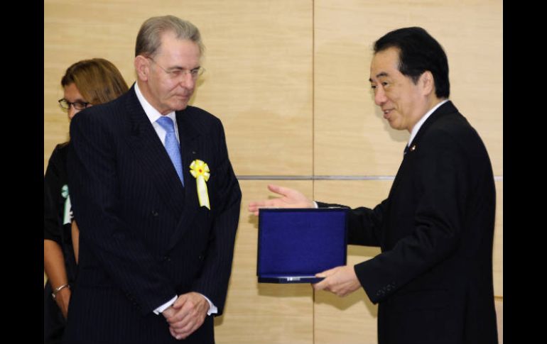 Jacques Rogge y el primer ministro Naoto Kan durante el evento en conmemoración del 100 Aniversario del COJ. EFE  /