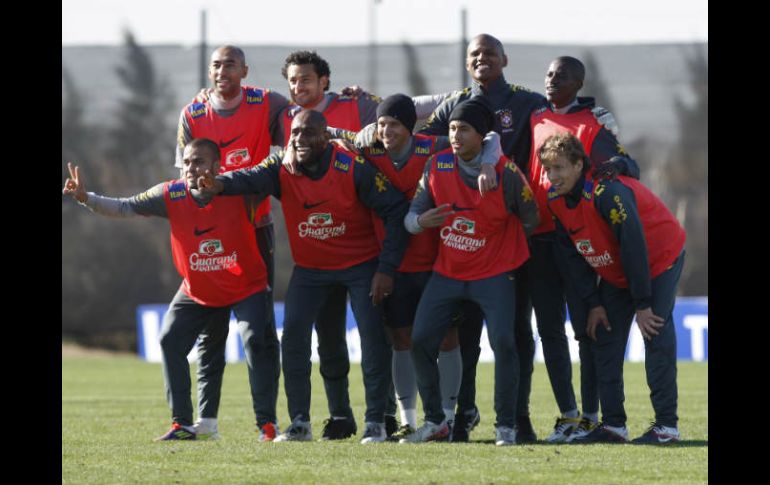 Selección de Brasil posa para la foto durante la sesión de entrenamiento en Los Cardenales. REUTERS  /