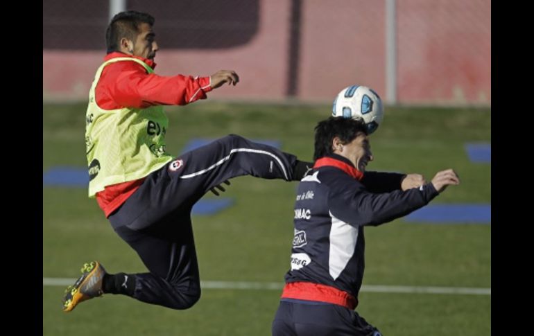 Jugadores de la Selección de Chile, durante sesión de entrenamiento para Copa América, en Argentina. AP  /