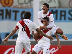 La selección peruana celebra el triunfo de su selección para asegurar un lugar en semifinales de la Copa América 2011.AP  /