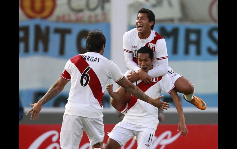 La selección peruana celebra el triunfo de su selección para asegurar un lugar en semifinales de la Copa América 2011.AP  /