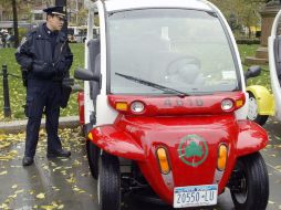 Un policía observa el nuevo Daimler, el Chrysler eléctrico: 352 de estas unidades serán para uso de departamentos. EFE  /