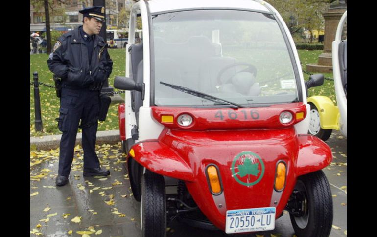 Un policía observa el nuevo Daimler, el Chrysler eléctrico: 352 de estas unidades serán para uso de departamentos. EFE  /