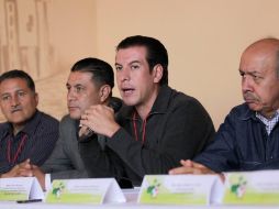 Miguel Castro Reynoso (centro) fue el encargado de hablar en nombre de los alcaldes de municipios gobernados por el PRI. S. NÚÑEZ.  /