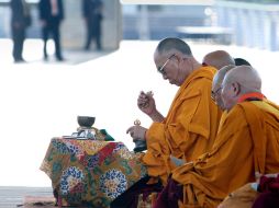 El Dalai Lama realiza un ritual a un costado del Río Anacostia, en Washington, para poner fin a su visita en suelo estadounidense. AFP  /