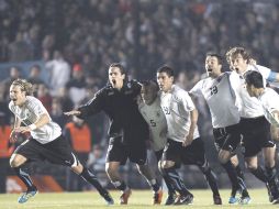 Los jugadores charrúas festejan el pase a semifinales al eliminar a Argentina en penales. EFE  /