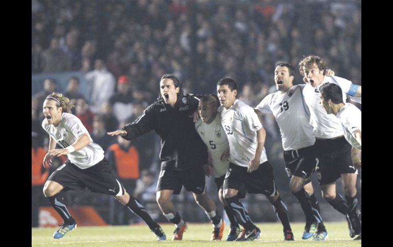 Los jugadores charrúas festejan el pase a semifinales al eliminar a Argentina en penales. EFE  /