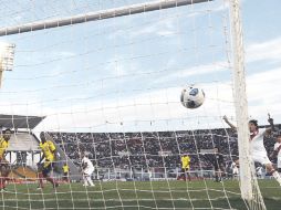 Carlos Lobatón (der.) anotó el primer gol de los peruanos. AFP  /