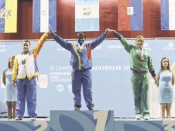 La mexicana Guadalupe Muñoz (der.) se coló a las medallas en la categoría de los 69 kilos. E. PACHECO  /