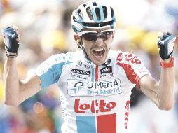 El belga Jelle Vanedert celebra al cruzar la línea de meta de la etapa 14 del Tour de Francia en primer lugar. EFE  /