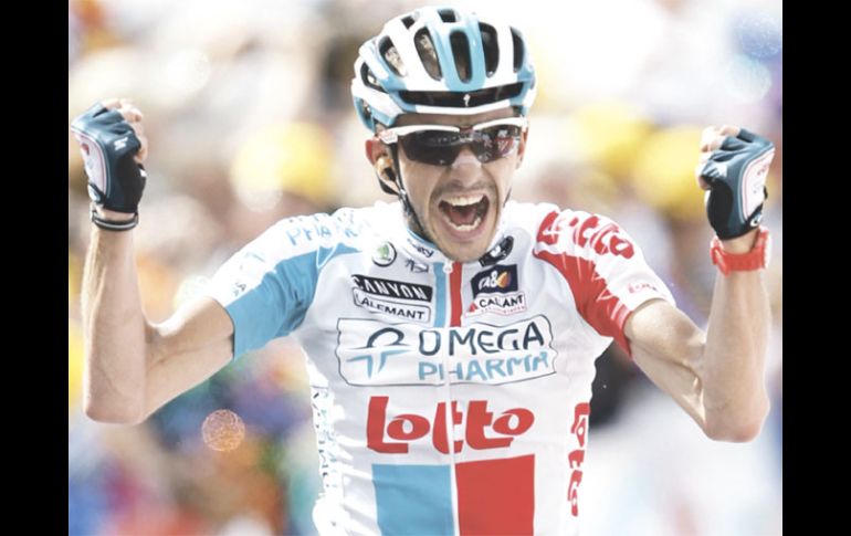 El belga Jelle Vanedert celebra al cruzar la línea de meta de la etapa 14 del Tour de Francia en primer lugar. EFE  /