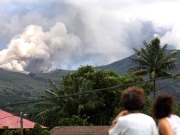 Dos residentes observan el Monte  Lokon  arrojando  ceniza volcánica durante una erupción. REUTERS  /