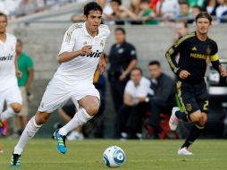 Kaka controla el balón con el jugador del Galaxy David Beckham a un lado, durante el partido disputado el sábado. REUTERS  /