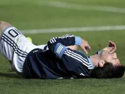 Leo Messi en el suelo tras finalizar la prórroga del partido de cuartos de final de la Copa América 2011. EFE  /