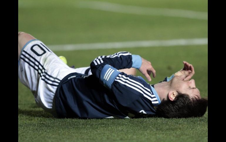 Leo Messi en el suelo tras finalizar la prórroga del partido de cuartos de final de la Copa América 2011. EFE  /