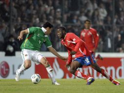 Joel Campbell (D) de Costa Rica y de Lorgio Alvarez de Bolivia, durante juego de la Copa América 2011.MEXSPORTS  /