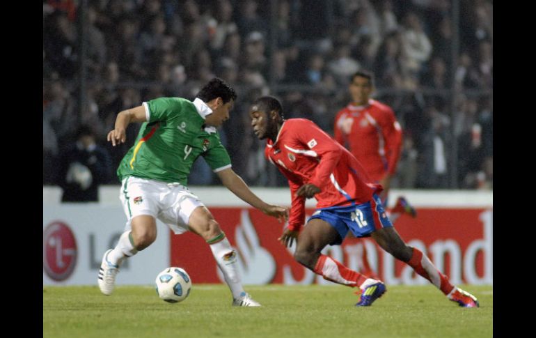 Joel Campbell (D) de Costa Rica y de Lorgio Alvarez de Bolivia, durante juego de la Copa América 2011.MEXSPORTS  /