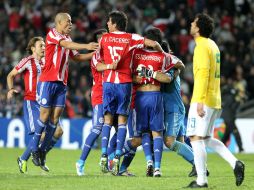 Los jugadores de Paraguay festejan, ante la decepción de Fred (Der.), el paso a semifinales de la Copa América 2011. EFE  /