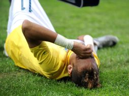 El jugador Neymar se tiró al piso por que se lastimó la pierna durante el juego contra Paraguay. AFP  /