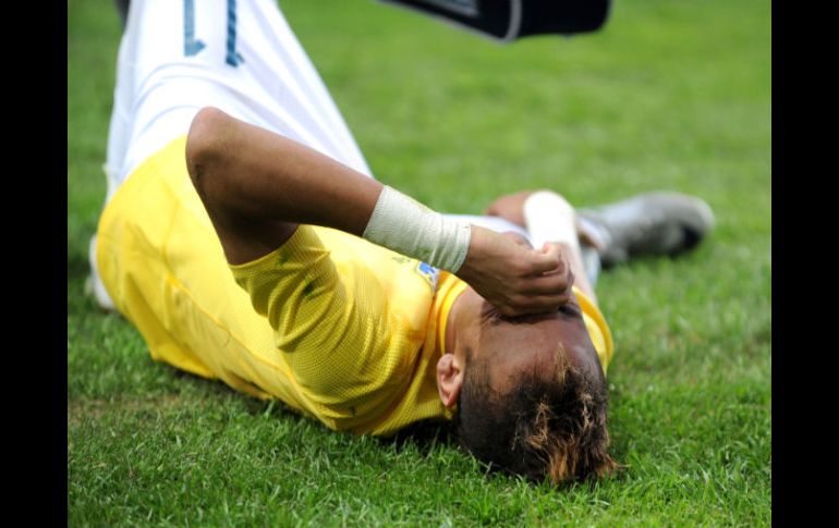 El jugador Neymar se tiró al piso por que se lastimó la pierna durante el juego contra Paraguay. AFP  /