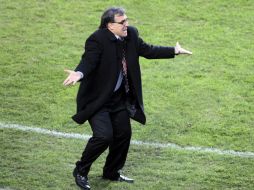 El entrenador de la selección de fútbol de Paraguay Gerardo Martino gesticula frente a Brasil, durante el partido. EFE  /