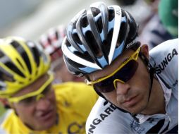 El corredor español (Der.) durante la 15° etapa del Tour de Francia. REUTERS  /