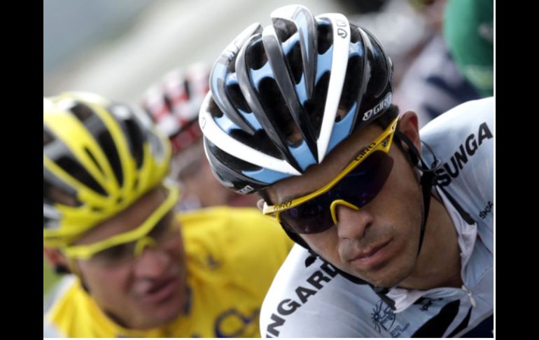 El corredor español (Der.) durante la 15° etapa del Tour de Francia. REUTERS  /