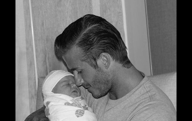 David Beckham colocó en su perfil de Facebook la foto de las mujeres de su vida: Victoria y Harper Seven. AP  /