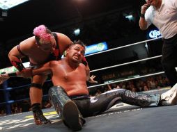 Los luchadores Máximo y Averno durante su presentación en la Arena Coliseo en esta ciudad. M. FREYRÍA  /