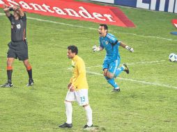 El guardameta de Paraguay Justo Villar (izq.) festeja luego que Fred, de Brasil, fallara el penal decisivo. EFE  /