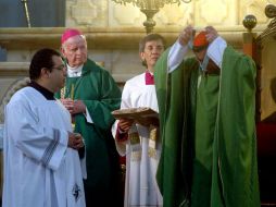 El cardenal Norberto Rivera Carrera se coloca la condecoración “Caballero de Colón” en la misa dominical. NTX  /