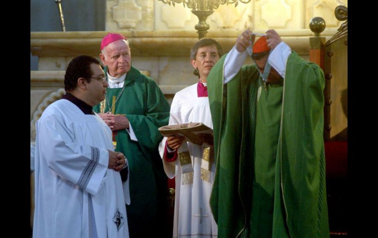 El cardenal Norberto Rivera Carrera se coloca la condecoración “Caballero de Colón” en la misa dominical. NTX  /