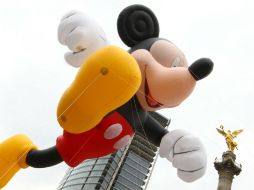 Mickey Mouse fue uno de los inflables que más entusiasmaron a los pequeños que asistieron acompañados de sus padres. NTX  /