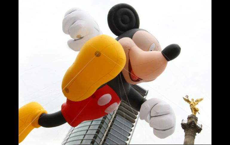 Mickey Mouse fue uno de los inflables que más entusiasmaron a los pequeños que asistieron acompañados de sus padres. NTX  /