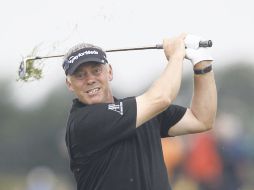 Darren Clarke superó por tres golpes a sus más cercanos perseguidores, los estadounidenses Phil Mickelson y Dustin Johnson. REUTERS  /