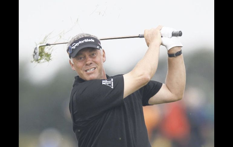 Darren Clarke superó por tres golpes a sus más cercanos perseguidores, los estadounidenses Phil Mickelson y Dustin Johnson. REUTERS  /