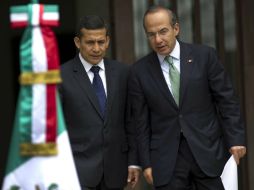 Calderón en un encuentro con el presidente electo de Perú, Ollanta Humala. AFP  /