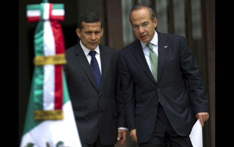 Calderón en un encuentro con el presidente electo de Perú, Ollanta Humala. AFP  /