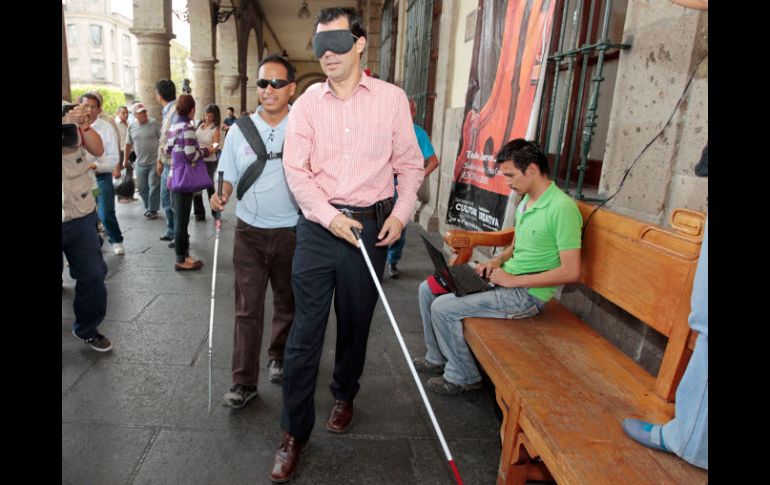 El titular de Vialidad, Diego Monraz (der), acompañado de Jesús Fuentes, quien padece discapacidad visual. A. GARCÍA  /