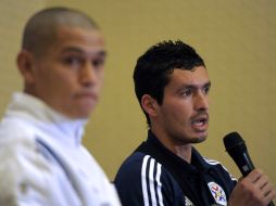 El futbolista paraguayo Cristian Riveros (Der) durante una conferencia en Buenos Aires. AFP  /