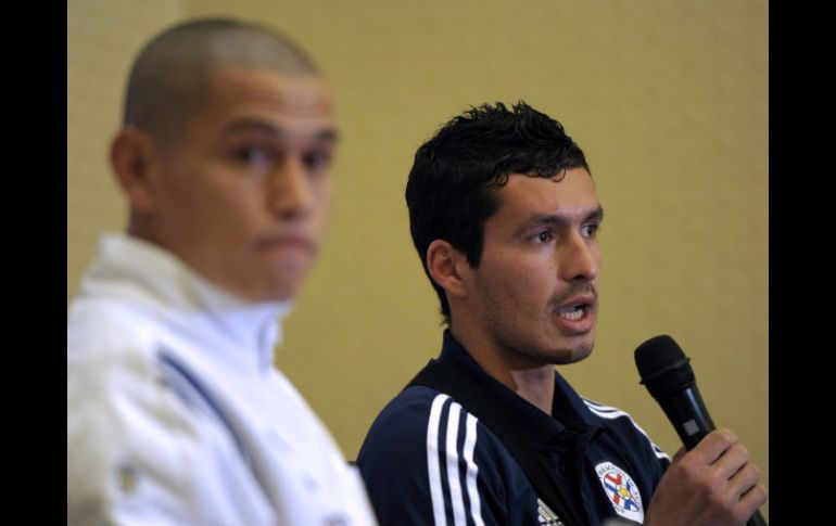 El futbolista paraguayo Cristian Riveros (Der) durante una conferencia en Buenos Aires. AFP  /