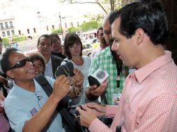 El titular de Vialidad, Diego Monraz Villaseñor, realizó hoy un recorrido en la ciudad acompañado de un invidente. A. GARCÍA  /