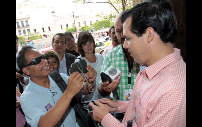 El titular de Vialidad, Diego Monraz Villaseñor, realizó hoy un recorrido en la ciudad acompañado de un invidente. A. GARCÍA  /