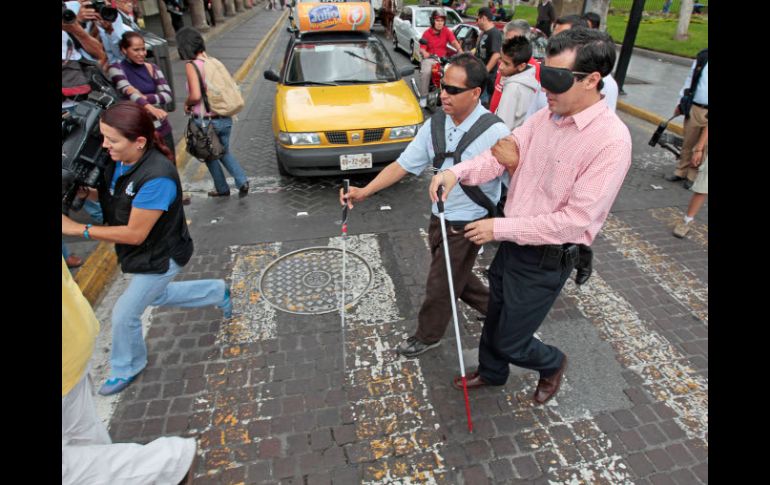 Jesús Fuentes guía a Diego Monraz (derecha) por las calles del Centro. A. GARCÍA.  /