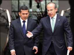 El Presidente Felipe Calderón dialoga con el mandatario electo de Perú, Ollanta Humala. EL UNIVERSAL  /