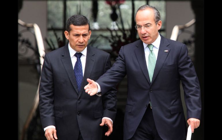 El Presidente Felipe Calderón dialoga con el mandatario electo de Perú, Ollanta Humala. EL UNIVERSAL  /