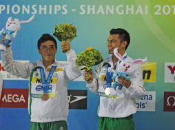 Yahel Castillo (izq) y Julián Sanchez (der) celebrando el tercer lugar en tres metros sincronizados. AFP  /